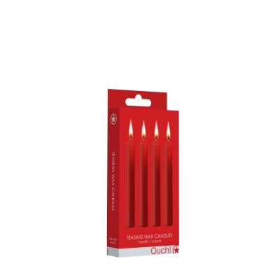 Caixa vermelha com quatro velas vermelhas acesas