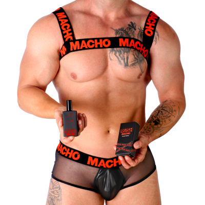 Homem musculado com arnês e cueca preta com letras laranja MACHO segurando frasco e caixa RUSH MACHO.