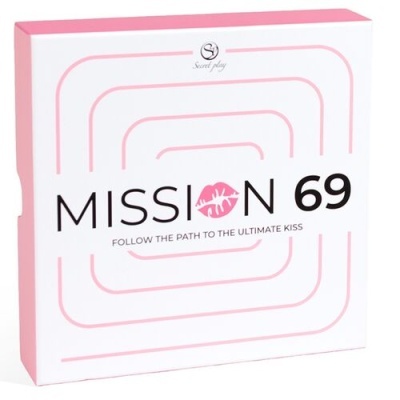 Caixa branca e rosa com texto MISSION 69 e padrão de linhas rosa