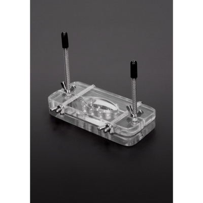 Utensílio transparente com pinos metálicos ajustáveis e textura em relevo na base