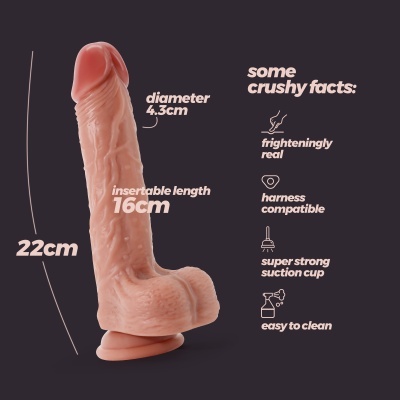 Dildo realista cor de pele com medidas e características técnicas em texto em fundo escuro.