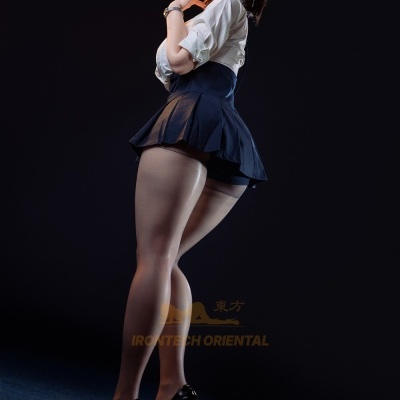 Mulher com saia plissada azul, blusa branca e salto alto preto em fundo escuro