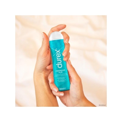 Frasco azul de lubrificante Durex Frescor H2O segurado por mãos com fundo bege