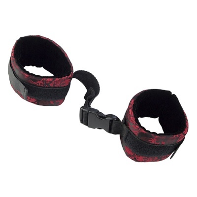 Algemas acolchoadas em tecido preto com padrão vermelho e fecho de velcro
