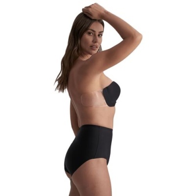 Mulher com lingerie preta e tiras adesivas transparentes nas costas.