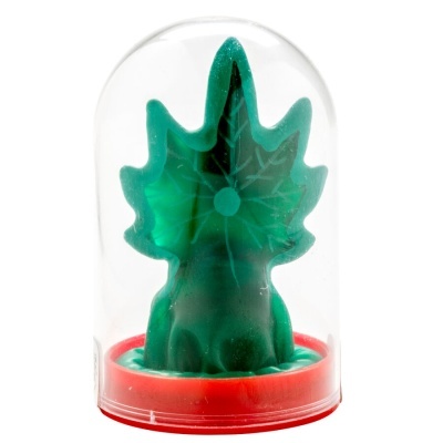 Figura decorativa verde de folha numa cúpula transparente com base vermelha