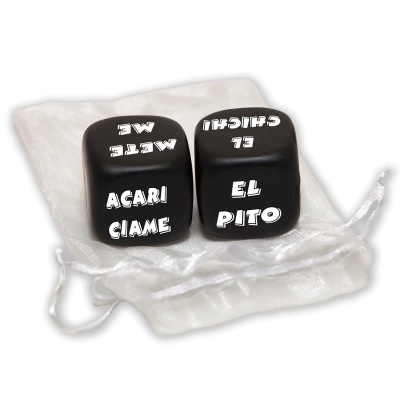 Dados pretos com textos em branco sobre bolsa branca translúcida