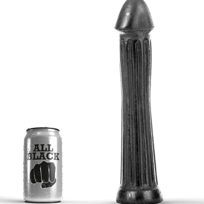 Lata de bebida prateada junto a objeto preto comprido sobre fundo branco