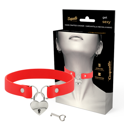 Coleira choker vermelha em pele vegana com cadeado de coração prateado e embalagem com texto e imagem aplicados