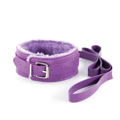 Coleira ou bracelete roxa de couro com interior almofadado de pelúcia e fivela metálica prateada