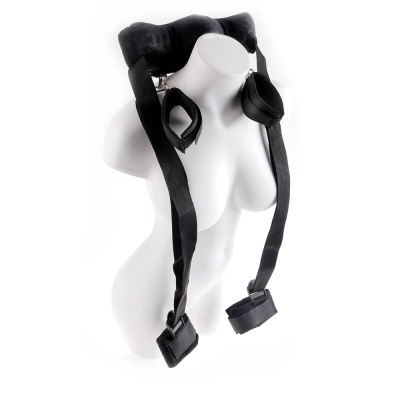 acessório preto com tiras e almofadas em manequim branco