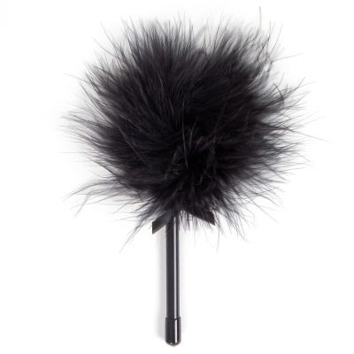 Pluma preta fofa com cabo preto rígido