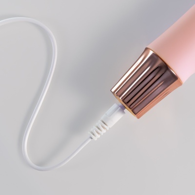 Secador de cabelo rosa claro com detalhe dourado e cabo branco