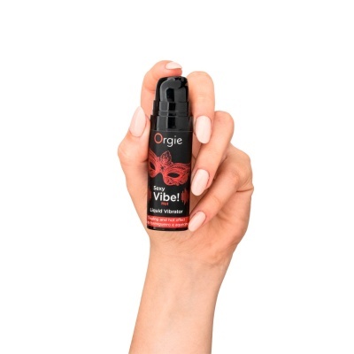 Frasco preto de produto Orgie Sexy Vibe! Hot Liquid Vibrator na mão