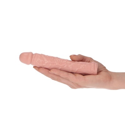 Dildo cor de pele com textura realista sendo segurado por uma mão