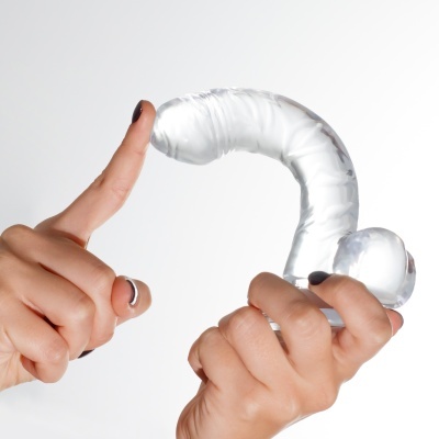 Mãos segurando objeto transparente flexível curvado