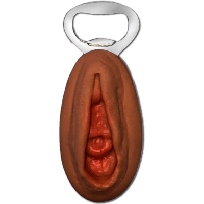 Abridor de garrafas com pega em forma de semente castanha e metal prateado.