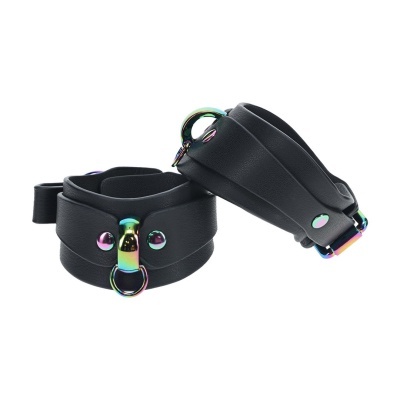 Algemas pretas com fechos iridescentes coloridos em fundo branco
