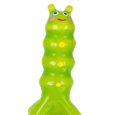 Brinquedo em forma de lagarta verde com manchas amarelas e expressão sorridente