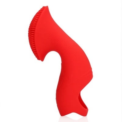 Escova facial vermelha ergonómica de silicone com cerdas macias.