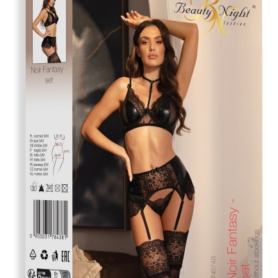 Conjunto de lingerie preto com renda e cetim em modelo no interior