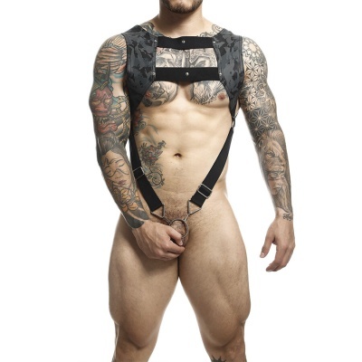 Homem musculado com arnês preto, tiras e argola central