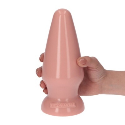 Pluga anal grande cor pele segurar na mão fundo branco