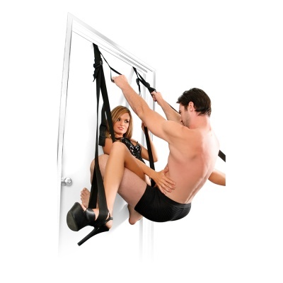 Cinto de elevação sexual preto pendurado numa porta com casal usando o equipamento.