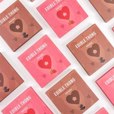 Caixas de produto EDIBLE THONG em rosa e castanho sobre fundo branco
