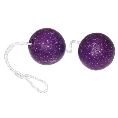 Bolas roxas com manchas brancas ligadas por cordão branco