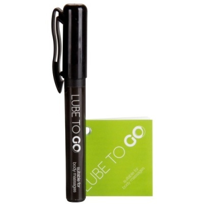 Frasco preto tipo caneta com texto LUBE TO GO e folheto verde