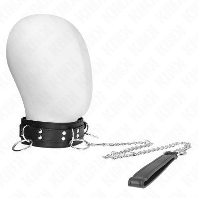 Colar preto em couro com tachas metálicas e argolas prateadas fixado a uma cabeça de manequim branca com corrente
