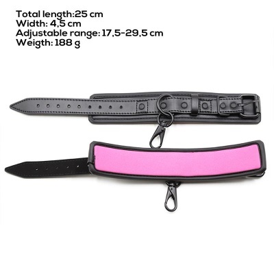 Par ajustável preto e rosa com fechos de metal pretos e texto informativo