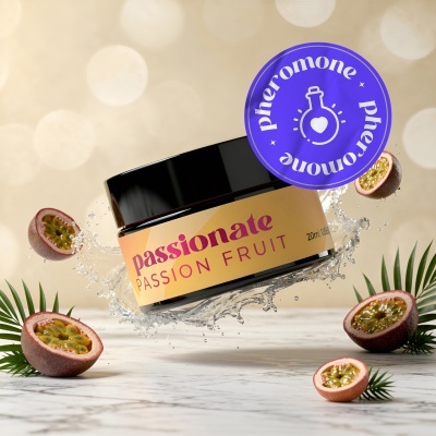 Frasco de produto com rótulo amarelo e tampa preta com maracujás cortados e selo roxo pheromone