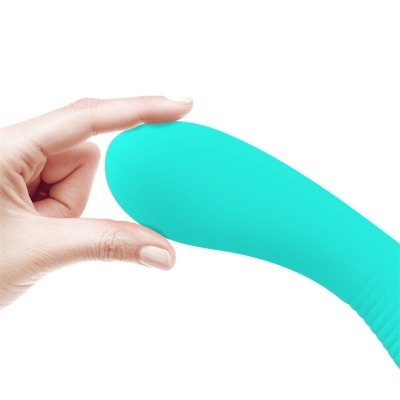 Mão segurando objeto azul-turquesa de silicone com extremidade arredondada