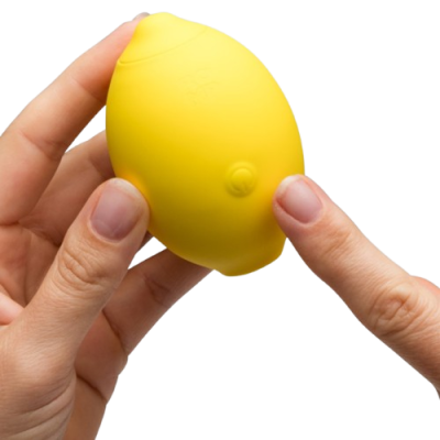 Objeto amarelo em forma de limão segurado por duas mãos