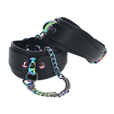algemas em pele preta com corrente metálica multicolor
