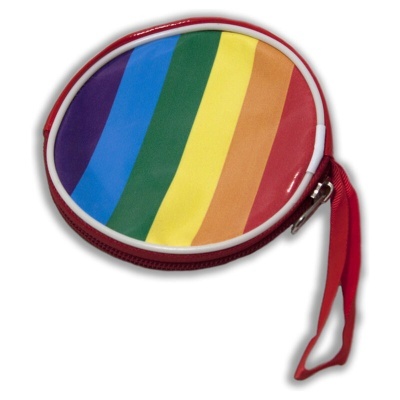 Bolsa redonda colorida com padrão arco-íris e fecho vermelho