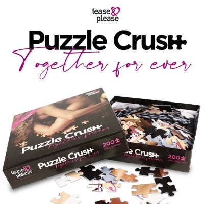 Caixa preta de puzzle 200 peças com imagem de casal abraçado e texto Puzzle Crush Together for ever.