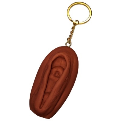 Chaveiro em forma de ouvido vermelho com corrente dourada