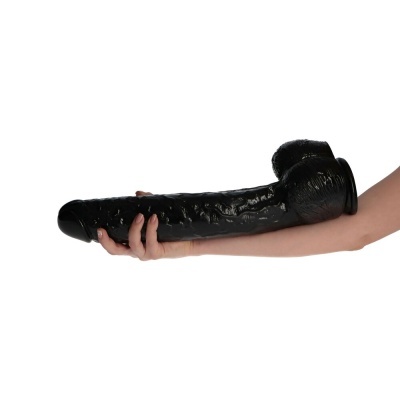Dildo grande preto com textura segurado por mão em fundo branco