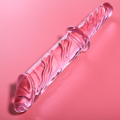 Objeto de vidro rosa transparente com textura ondulada sobre fundo rosa
