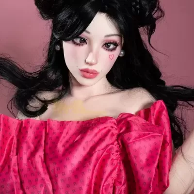 Boneca realista com vestido vermelho e cabelo preto em fundo cor-de-rosa