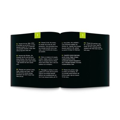 Livro aberto com texto em várias línguas sobre massagem