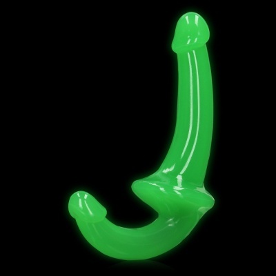 Objeto verde translúcido com forma anatómica curvada sobre fundo negro
