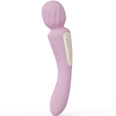 Vibrador rosa claro com detalhes prateados e textura ondulada.