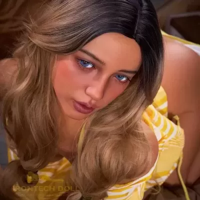 Boneca realista com cabelo ondulado vestindo vestido amarelo com riscas brancas