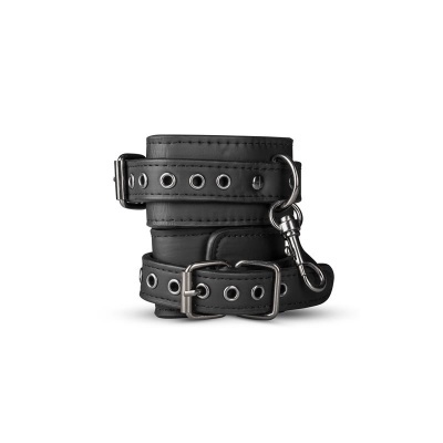 Pulseira preta com fivela, ilhós metálicos e mosquetão