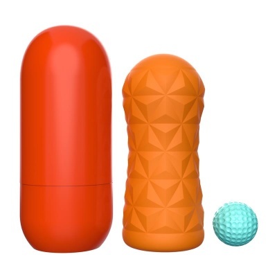 Estojo vermelho, objeto laranja texturizado e bola azul clara com textura de golfe