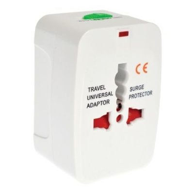 Adaptador universal de viagem branco com protector contra surtos e texto visível